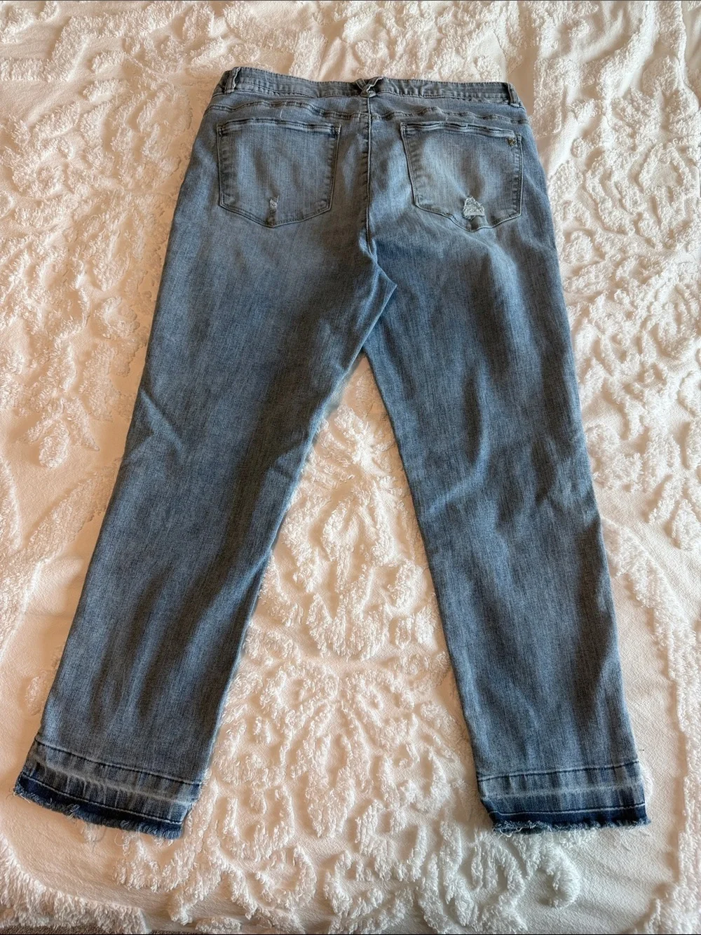 Wit & Wisdom Light Blue Distressed Capri Jeans. Elastic Waist. Size 14.